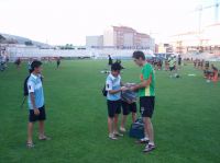 Juanfran firmando