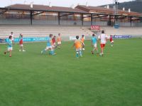 Pedro López jugando con los niños1