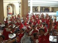 Niños en el Gran Ví­a en McDonals