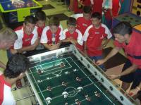 Niños jugando al Futbolí­n